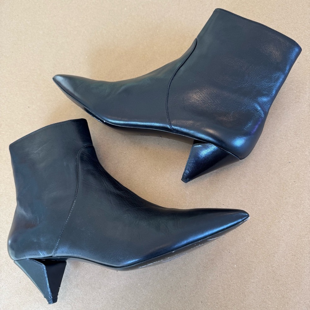 Alumnae Triangle Heel Point Toe Leather Ankle Boots